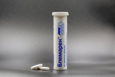 Kyiv, Ukrayna - 10 Şubat 2023: Esparma Blemaren effervescent tablet hapları kara kalkülüs çözeltisinin çözümü için.