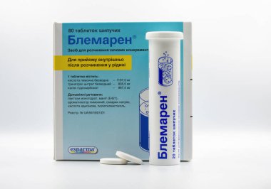 Kyiv, Ukrayna - 10 Şubat 2023: Esparma Blemaren effervescent tablet hapları beyaz kalkülüs çözeltisinin çözümü için.
