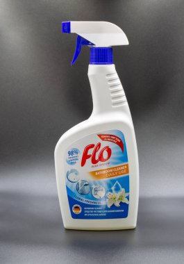 Kyiv, Ukrayna - 25 Temmuz 2024: Flo banyo temizleyicisinin siyah üzerine yakın çekim çekimi. Sabun köpüğünü ve kireçtaşını siler.