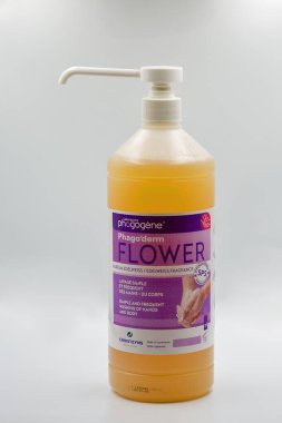 Kyiv, Ukrayna - 13 Temmuz 2024: Phagogene Laboratoire plastik şişesinin atölye çekimi.