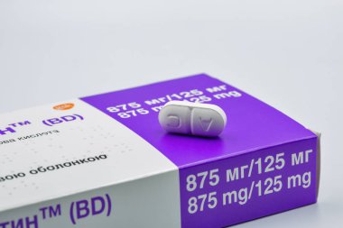 Kyiv, Ukrayna - Ekim 04, 2024: Augmentin amoxicillin ve clauvalanic acid tabletlerinin GSK tarafından beyaz üzerine yakın plan çekimleri. Farklı bakteriyel enfeksiyonları tedavi etmek için kullanılan bir antibiyotik..