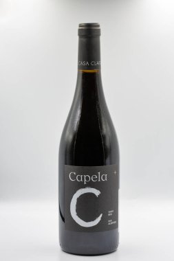 Kyiv, Ukrayna - 13 Temmuz 2024: Capela Casa Clara Portekiz kırmızı şarap şişesinin beyaz arka plana yakın çekim çekimi.