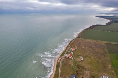Romanya 'nın Karadeniz kıyısındaki Vama Veche veya Eski Gümrük tatil köyü üzerindeki hava aracı görüntüsü.