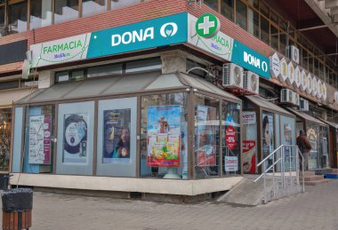 Iasi, Romanya - 26 Aralık 2024: Aile eczanesi Medik-on cephesi ve şehir merkezinde çeşitli uyuşturucu reklamları.
