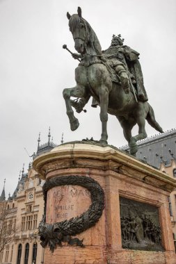 Romanya 'nın Iasi kentindeki Kültür Sarayı' nın önündeki Büyük Stephen Heykeli (Stefan cel Mare)