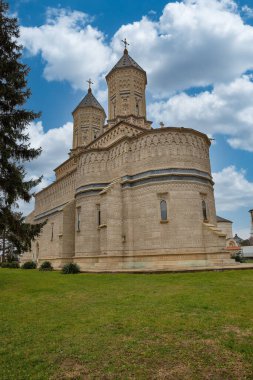 Romanya 'nın Iasi kentindeki Kutsal Üç Hiyerarşik Manastırı. İkonik Tarihi ve Mimari Simge.