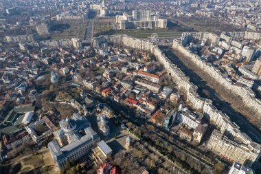Romanya 'nın Bükreş şehir merkezi üzerindeki hava aracı manzarası. Parlamento Sarayı, Ulusal Kurtuluş Katedrali, Ataerkil Katedrali ve Unirii Bulvarı.