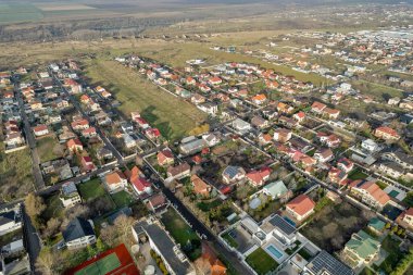 Sabahın köründe Tuna nehri görünürdeyken insansız hava aracı manzarası. Galati, Romanya.