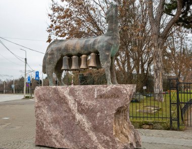 Iasi, Romanya - 26 Aralık 2024: Romen metal heykeltraşı Alexandru Podea 'nın Ataların Çağrısı heykeli şehir merkezinde. Yurtdışına çalışmaya giden ve çocuklarını geride bırakanlara bir mesaj.