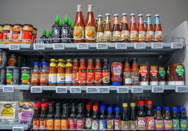 Iasi, Romanya - 26 Aralık 2024: Çeşitli markalardan oluşan bir mağaza rafı Asya mutfağının yakın çekimleri için bir sos çeşidi.