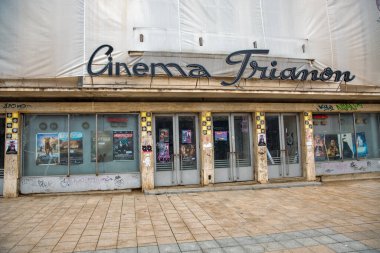 Iasi, Romanya - 26 Aralık 2024: Terk edilmiş en eski şehir Sinema Trianon cephesi şehir merkezinde eski filmlerin posterleriyle.