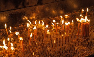 Açık havada kilise mumlarını yakmak. Romanya.