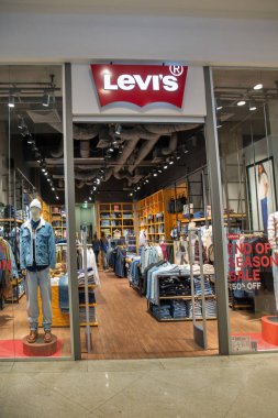 Iasi, Romanya - 26 Aralık 2024: Levis Store in Palace Shopping Mall. Levi Strauss Amerikalı bir üretici ve kot pantolon perakendecisi..