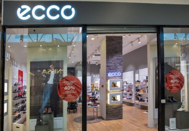Iasi, Romanya - 26 Aralık 2024: Palace Mall 'da ecco moda mağazası vitrini. Danimarkalı ayakkabı ve deri aksesuar üreticisi..