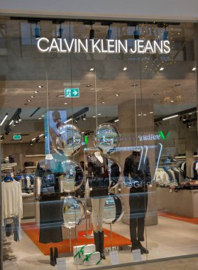 Iasi, Romanya - 26 Aralık 2024: Calvin Klein kot mağazası Palace Shopping Mall 'da. Amerika 'nın moda perakende satış zinciri. Dünya çapında markalaşmış ürünlerini pazarlıyor..