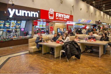 Iasi, Romanya - 26 Aralık 2024: İnsanlar Palace Mall 'daki yemek salonunu ziyaret ediyor. Kültür Sarayı 'nın sembolik bölgesinde ticari bir alandır..