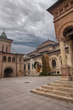 Romanya 'nın Bükreş kentinde kilise ve kapısı olan Antim Manastırı avlusu.