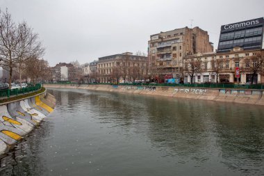 Bükreş, Romanya - 31 Aralık 2024: Bağımsızlık Meydanı ve Dambovita nehri şehir merkezinde yer alıyor.