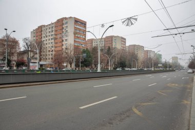Bükreş, Romanya - 31 Aralık 2024: Dimitrie Cantemir Bulvarı, şehir merkezinde otomobil geçiş tüneli ve konut arazisi.
