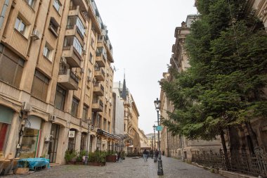 Bükreş, Romanya - 31 Aralık 2024: Eski Kentin Stavropoleos caddesi şehir merkezinde yer alıyor ve gece hayatıyla tanınıyor. Eski binalar, insanlar, sokak kafeleri ve restoranlarla sokak manzarası.