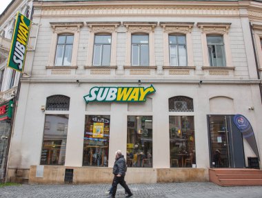Bükreş, Romanya - 31 Aralık 2024: İnsanlar Old Town 'daki büfeyi ziyaret ediyor. Denizaltı sandviçleri ve ambalajları üzerine uzmanlaşmış çok uluslu bir fast food restoranı..