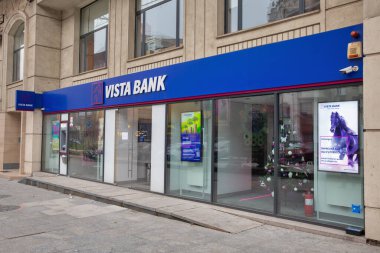 Bükreş, Romanya - 31 Aralık 2024: Vista bankasının şehir merkezindeki sokak kolu. Romen bankacılık piyasasında 20 yıldan uzun süredir yer alan sergi Credit Agricole S.A tarafından satın alındı..