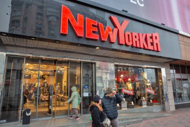 Bükreş, Romanya - 31 Aralık 2024: İnsanlar şehir merkezindeki New Yorker kapanış mağazasını ziyaret ediyor. New Yorker çok uluslu bir giyim perakendecisi..