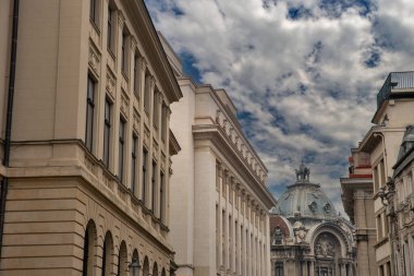 Romanya 'nın Bükreş kentindeki Smardan Caddesi. Arka planda Ticaret ve Sanayi Odası binası.