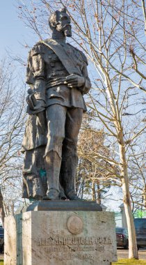 Bükreş, Romanya - 01 Ocak 2025: Alexandru Ioan Cuza anıtı şehir merkezinde. Cuza, Romen Prensliklerinin ilk domnitorüydü (prens)..