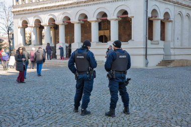 Bükreş, Romanya - 1 Ocak 2025: Belediye polisi Patrik Katedrali 'nde düzenlenen ayin sırasında düzeni koruyor. Aynı zamanda Metropolitan Kilisesi olarak da bilinir.