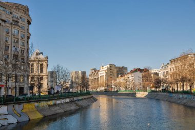 Bükreş, Romanya - 31 Aralık 2024: Bağımsızlık Meydanı ve Dambovita nehri şehir merkezinde yer alıyor.