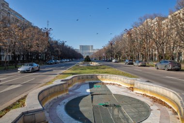 Bükreş, Romanya - 01 Ocak 2025: Birlik veya güneşli havada Unirii Bulvarı. Arka planda büyük Parlamento Sarayı veya Palatul Parlamentului.