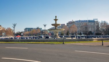 Bükreş, Romanya - 01 Ocak 2025: Birlik veya güneşli havada Unirii Meydanı. Arka planda Kültür Bakanlığı ve Ulusal Kütüphane.