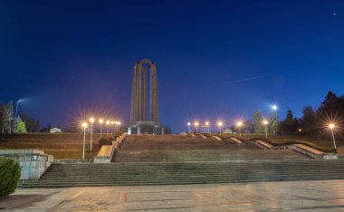 Gecenin Ulusal Kahramanlar Anıtı köşesi Carol Park. Bükreş, Romanya.