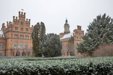 Ukrayna 'daki Chernivtsi Ulusal Üniversitesi (eski Metropolitans konutu) rektör ofisi ve kilisesi.