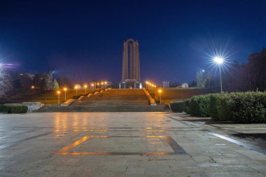 Gecenin Ulusal Kahramanlar Anıtı köşesi Carol Park. Bükreş, Romanya.