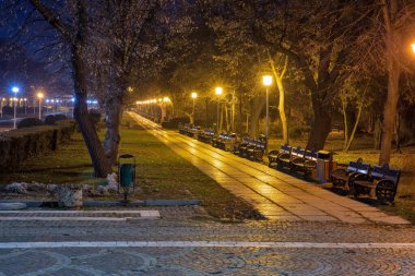 Romanya 'nın Bükreş kentindeki Carol Park' ın uzun yolu üzerinde gece görüşü.