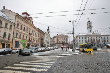 Chernivtsi, Ukrayna - 24 Aralık 2024: İnsanlar şehir merkezinde Merkez Meydanı boyunca yürüyorlar. Chernivtsi, Bukovina 'nın Romanya ve Ukrayna arasında bölünmüş tarihi bölgesinin başkentidir..