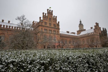 Chernivtsi Ulusal Üniversitesi Rektör Ofisi ve Kışın kilise, Ukrayna.