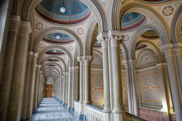 Ukrayna 'daki Chernivtsi Ulusal Üniversitesi' nin iç kolonları ve kemerli koridoru...