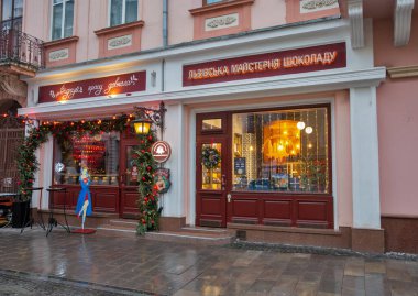 Chernivtsi, Ukrayna - 23 Aralık 2024: Lviv El Yapımı Çikolata Şekerlemeleri şehir merkezinde Noel cephesi için dekore edildi. Chernivtsi Bukovina 'nın tarihi bölgesinin başkentidir..