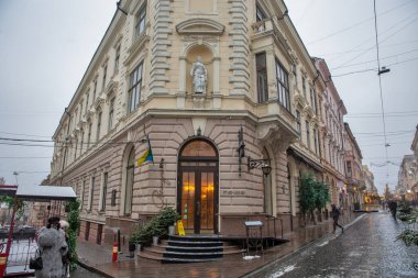 Chernivtsi, Ukrayna - 23 Aralık 2024: Kobylyanska Caddesi 'ndeki Centilmen Tavernası veya Panska Huralnia ünlü restoran cephesi Noel için süslendi.