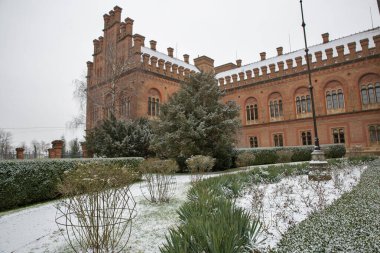 Chernivtsi Ulusal Üniversitesi (eski Metropolitanların evi) Ukrayna 'da kışın seminer binası.