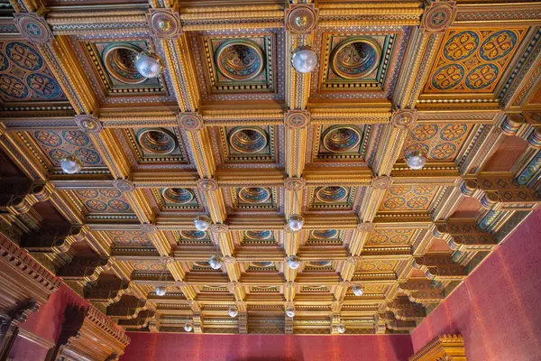 Ukrayna 'daki Chernivtsi Ulusal Üniversitesi' nin Kırmızı Salonu. Bu önemli mimari simgelerden biridir..