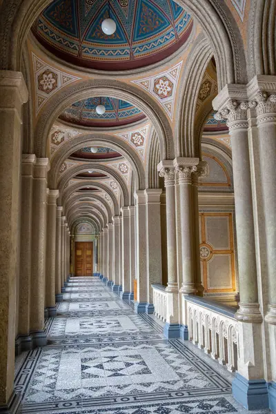 Ukrayna 'daki Chernivtsi Ulusal Üniversitesi' nin iç kolonları ve kemerli koridoru...