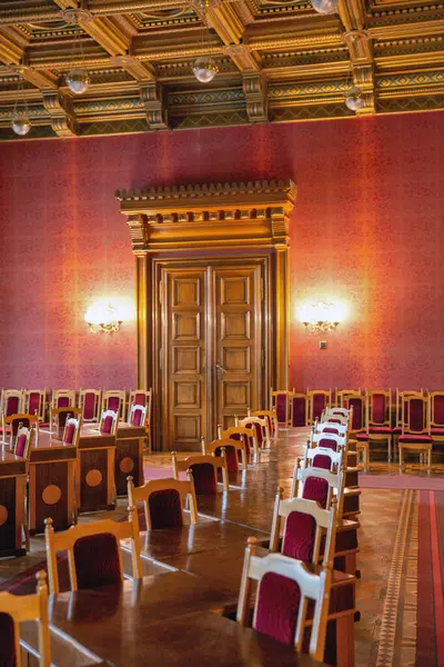 Ukrayna 'daki Chernivtsi Ulusal Üniversitesi' nin Kırmızı Salonu. Bu önemli mimari simgelerden biridir..