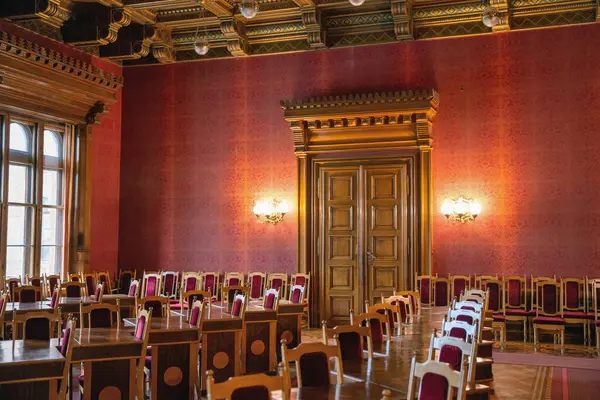 Ukrayna 'daki Chernivtsi Ulusal Üniversitesi' nin Kırmızı Salonu. Bu önemli mimari simgelerden biridir..