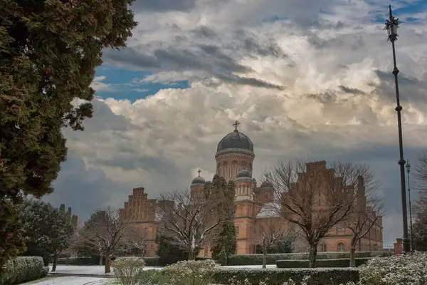 Chernivtsi Ulusal Üniversitesi (eski Metropolitanların evi) Ukrayna 'da kışın üç Hiyerarşik Kilisesi,.