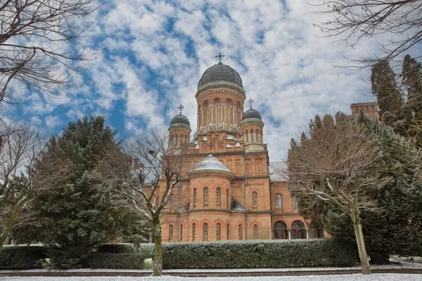 Chernivtsi Ulusal Üniversitesi (eski Metropolitanların evi) Ukrayna 'da kışın üç Hiyerarşik Kilisesi,.