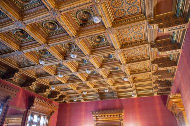 Ukrayna 'daki Chernivtsi Ulusal Üniversitesi' nin Kırmızı Salonu. Bu önemli mimari simgelerden biridir..